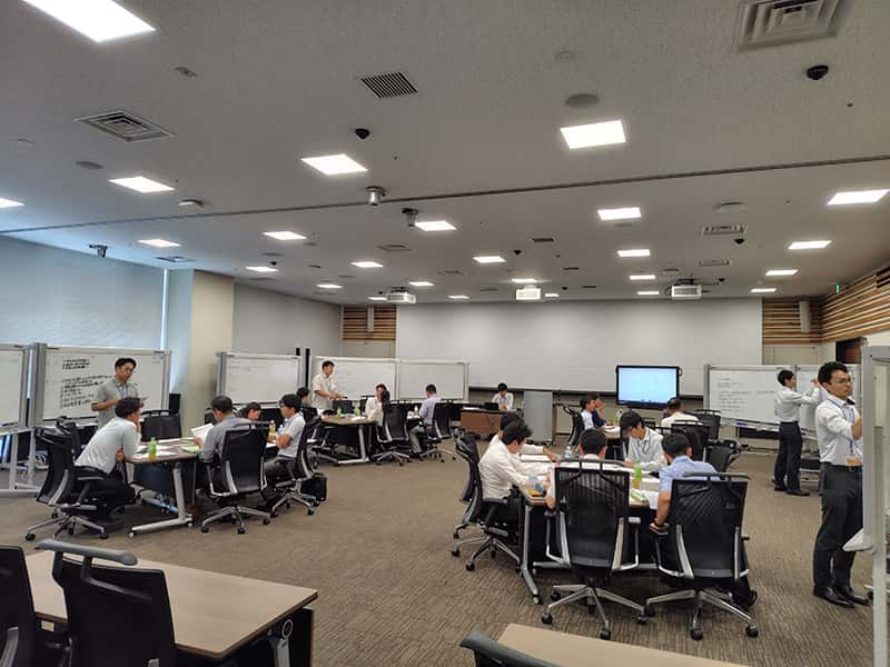 受講者が品川研修センターに参集、グループディスカッション等を実施している風景
